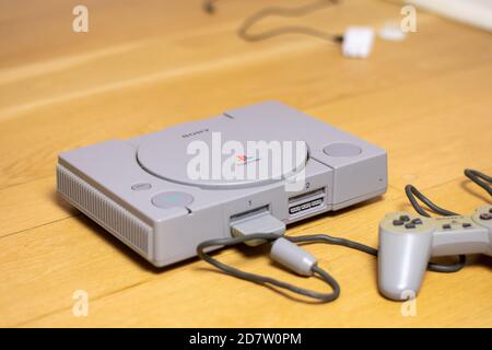 Eine Original PlayStation 1 von Sony auf einem Holzboden. Stockfoto