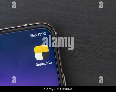 Moskau, Russland - 01. Oktober 2020: Yandex Go Taxi und Lieferung mobile App Logo auf dem Handy-Bildschirm Nahaufnahme, illustrative Editorial. Stockfoto