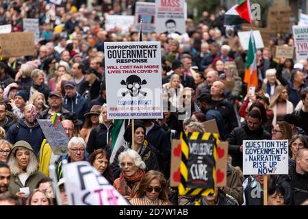 Plakate über der marschierenden Menge während einer Anti-Lockdown-Kundgebung in London, 24. Oktober 2020 gehalten Stockfoto