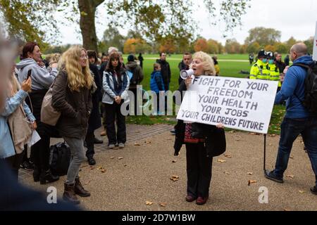 Eine Frau spricht während einer Anti-Lockdown-Kundgebung am 24. Oktober 2020 in London zu einer Menschenmenge im Hyde Park Stockfoto