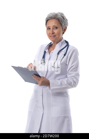 Asiatische reife weibliche Arzt mit Stethoskop Notizen isoliert Auf weißem Hintergrund Stockfoto