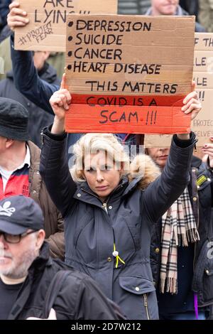 Eine Frau hält ein Protestplakat während einer Anti-Lockdown-Kundgebung in London am 24. Oktober 2020 hoch Stockfoto