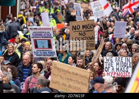 Menschenmenge marschierender Demonstranten mit Plakaten während einer Anti-Lockdown-Kundgebung in London, 24. Oktober 2020 Stockfoto