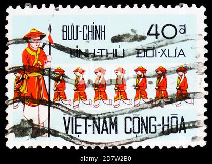 MOSKAU, RUSSLAND - 9. OKTOBER 2020: Briefmarke gedruckt in Südvietnam zeigt traditionelle vietnamesische Frontier Guards, Historic Frontier Guards Serie, Stockfoto