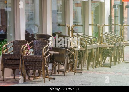 Gestapelte Stühle und Tische vor einem geschlossenen Restaurant im Stadtzentrum. Einschränkungen im Zusammenhang mit dem Coronavirus Covid-19. Stockfoto