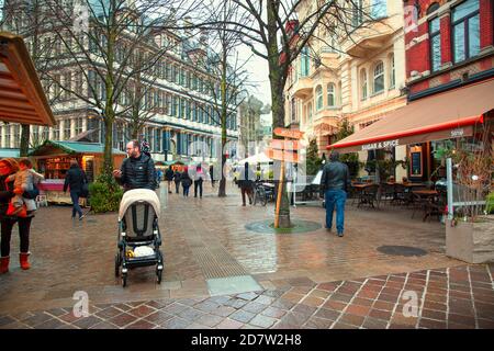 16. Dezember 2019, Gent, Belgien. Menschen mit Familien besuchen Weihnachtsmarkt. Stockfoto