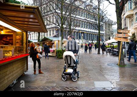 16. Dezember 2019, Gent, Belgien. Menschen mit Familien besuchen Weihnachtsmarkt. Stockfoto