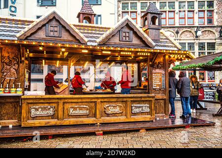 16. Dezember 2019, Gent, Belgien. Weihnachtskiosk aus Holz mit leckeren Speisen und Getränken. Stockfoto