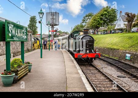 Dampflok6695 in Swanage station in Swanage, Dorset, Großbritannien am 28. Mai 2014 zu ziehen. Stockfoto