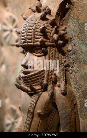 London. England. Benin Bronzen auf Anzeige an das Britische Museum, Messing Plaketten von der Royal Court Palace des Königreichs Benin, 16. und 17. Jahrhunderts.