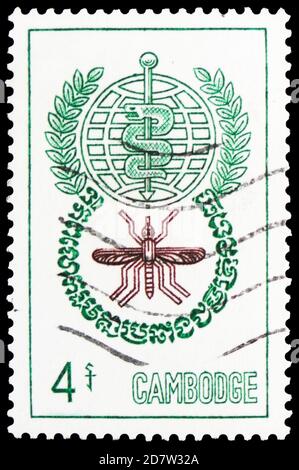 MOSKAU, RUSSLAND - 9. OKTOBER 2020: Briefmarke gedruckt in Kambodscha zeigt Malaria Eradication Emblem, Anopheles Mosquito (Anopheles sp), Kampf gegen Stockfoto