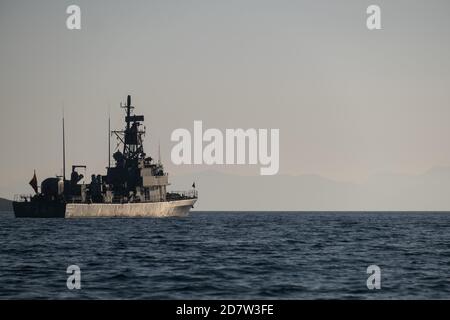 Aufgrund der Spannungen zwischen Griechenland und der Türkei wurde ein militärisches Angriffsboot P-349 am Palamutbuku Strand, Datca, Mugla, Türkei, aufgestellt. Stockfoto