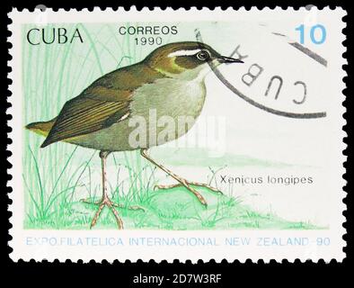 MOSKAU, RUSSLAND - 9. OKTOBER 2020: Briefmarken gedruckt in Kuba zeigt Bush Wren (Xenicus longipes), Internationale Philatelie-Ausstellung Neuseeland-90 Stockfoto