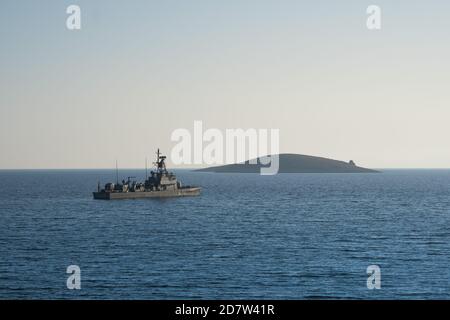 Aufgrund der Spannungen zwischen Griechenland und der Türkei wurde ein militärisches Angriffsboot P-349 am Palamutbuku Strand, Datca, Mugla, Türkei, aufgestellt. Stockfoto