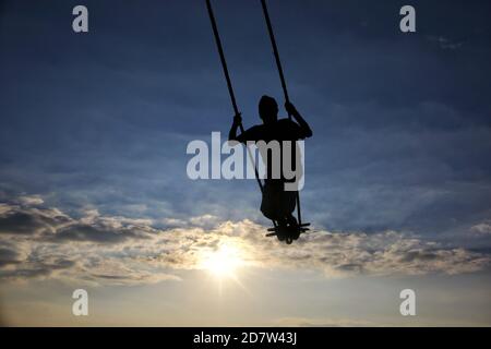 Kathmandu, Nepal. Oktober 2020. Ein nepalesischer Junge spielt auf einer traditionellen Bambusschaukel in einem Vorort von Kathmandu, Nepal, 25. Oktober 2020. Quelle: Sulav Shrestha/Xinhua/Alamy Live News Stockfoto