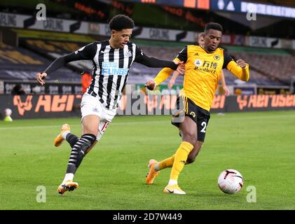 Jamal Lewis (links) von Newcastle United und Nelson Semedo von Wolverhampton Wanderers kämpfen während des Premier League-Spiels in Molineux, Wolverhampton, um den Ball. Stockfoto