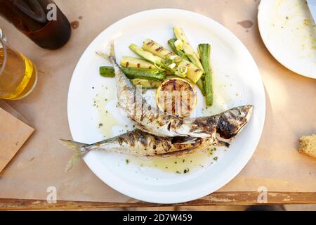 Makrele gebraten mit Zucchini und Zitrone, Taverne in Athen Metaxourgeio Griechenland Stockfoto