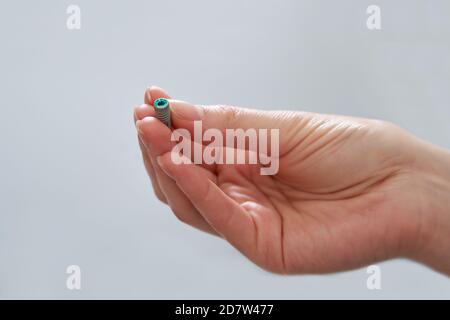 Nahaufnahme des Zahnarztes, der das Zahnimplantat hält Stockfoto