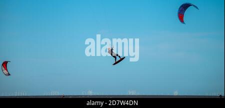 Flying High, Kite Surfer in Hunstanton Beach, Norfolk, England, Großbritannien Stockfoto