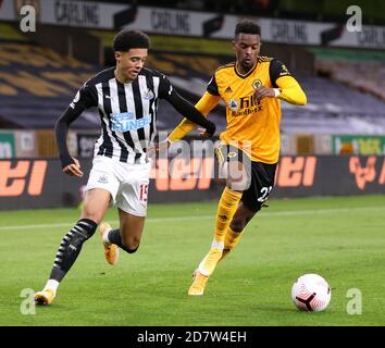 Jamal Lewis (links) von Newcastle United und Nelson Semedo von Wolverhampton Wanderers kämpfen während des Premier League-Spiels in Molineux, Wolverhampton, um den Ball. Stockfoto