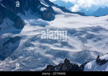 Schöne blaue Morgenlandschaft mit Gletscher auf dem Mont Blanc Massiv von Aiguille du Midi 3842m, Chamonix, Frankreich Stockfoto
