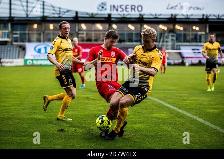 Horsens, Dänemark. Oktober 2020. Mads Døhr Thychosen (2) des FC Nordsjaelland und Thor lange (2) des AC Horsens beim 3F Superliga Spiel zwischen AC Horsens und FC Nordsjaelland in der Casa Arena in Horsens. (Foto Kredit: Gonzales Foto/Alamy Live News Stockfoto