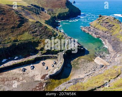 Erhöhte Ansicht des Boscastle Dorffafens in Cornwall, Großbritannien Stockfoto