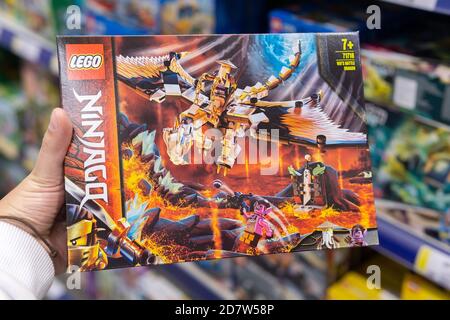 Tjumen, Russland-11. Oktober 2020: LEGO Ninjago Spielzeugkiste in der Hand eines Supermarktkäufers. Stockfoto