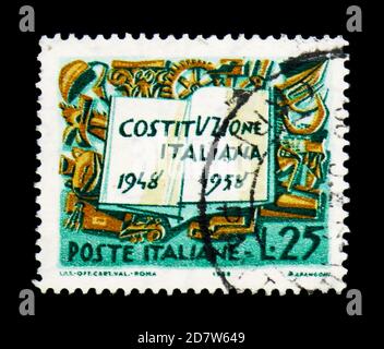 MOSKAU, RUSSLAND - 15. APRIL 2018: Eine in Italien gedruckte Briefmarke zeigt italienische Verfassung und Symbole des Werkes, zehnjährige Serie, um 1958 Stockfoto