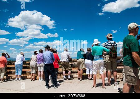 Touristen, die über dem Bryce Canyon stehen und die Rock Hoodoos bewundern In Utah Stockfoto