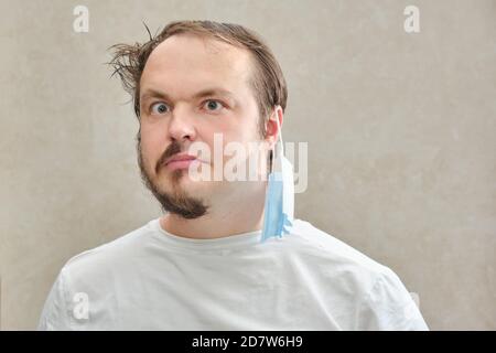 Erwachsene Mann vor und nach der Coronavirus-Epidemie, das Konzept der geschlossenen Friseure und Friseurläden. Porträt eines Mannes mit einem halbrasierten Bart und Stockfoto