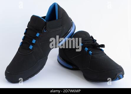 Blau und schwarz isolierte Leder-Sneakers auf weißem Hintergrund Stockfoto