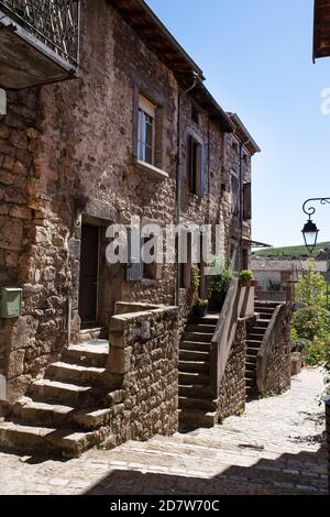 Architektur von alten Häusern mit Treppen in der Stadt Saint Julien chapteuil in Haute Loire in der Auvergne in Frankreich Stockfoto