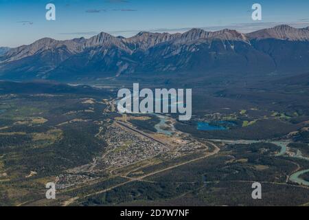 Stadt Jasper Alberta, Kanada aus der Luft und Berge und Seen in der Ferne Stockfoto