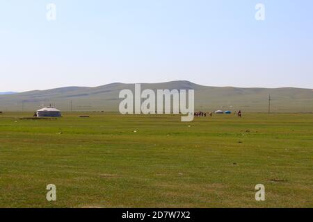 Mongolei Steppenlandschaft von unendlichen Grasland unter schönen Wolke in Blue Sly Stockfoto