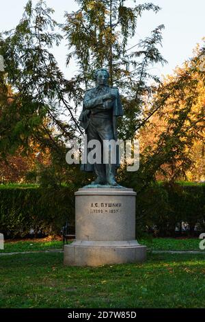 BURGAS, BULGARIEN - 8. NOVEMBER 2019: Das Denkmal des russischen Dichters und Schriftstellers Alexander Puschkin im Stadtpark von Burgas, Bulgarien Stockfoto