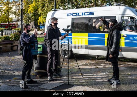 LONDON, ENGLAND - 25. OKTOBER: Protest gegen die SARS-Polizeieinheit wird in Marble Arch per Video interviewt. Britische Nigerianer protestieren gegen... Stockfoto