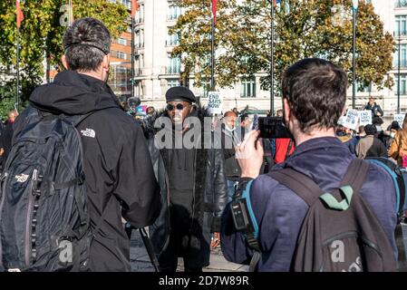 LONDON, ENGLAND - 25. OKTOBER: Protest gegen die SARS-Polizeieinheit wird in Marble Arch per Video interviewt. Britische Nigerianer protestieren gegen... Stockfoto