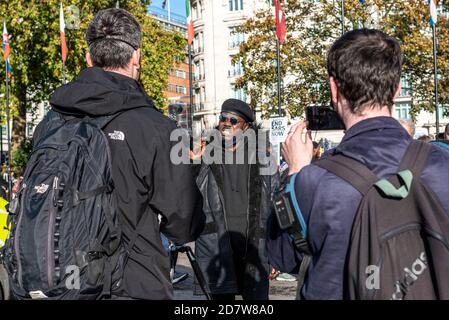 LONDON, ENGLAND - 25. OKTOBER: Protest gegen die SARS-Polizeieinheit wird in Marble Arch per Video interviewt. Britische Nigerianer protestieren gegen... Stockfoto