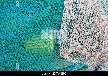 Blick auf Fischerangeln und Netze in der Nähe der Küstenstadt Terracina, Latina, Italien bei Sonnenuntergang aus nächster Nähe Stockfoto