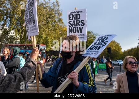 LONDON, ENGLAND - 25. OKTOBER: Protest gegen die SARS-Polizeieinheit wird in Marble Arch per Video interviewt. Britische Nigerianer protestieren gegen... Stockfoto