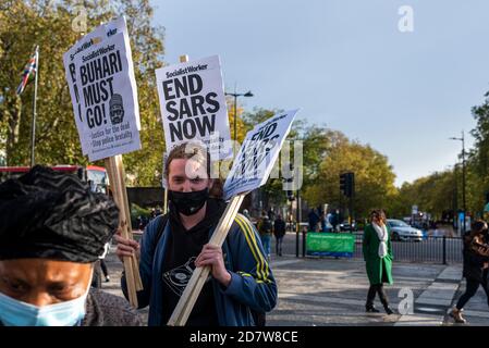 LONDON, ENGLAND - 25. OKTOBER: Protest gegen die SARS-Polizeieinheit wird in Marble Arch per Video interviewt. Britische Nigerianer protestieren gegen... Stockfoto