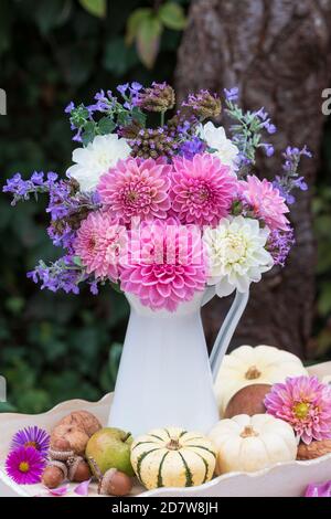 Romantisches Bouquet von Dahlia Blumen in weiß und rosa in Vase im Vintage-Stil Stockfoto