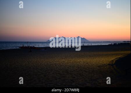 Blick auf Sandstrand in kleinen touristischen Küstenstadt Terracina und Meer, Latina, Italien in der Dämmerung im Sommer Stockfoto