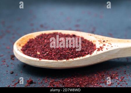 Gewürze auf dunklem altem Holz. Zutaten zum Kochen. Essen und Küche Konzept. Stockfoto