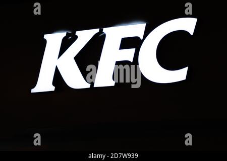 Tjumen, Russland-Oktober 15 2020: KFC Fast-Food-Restaurant. Logos von KFS bei Nacht, auf schwarzem Hintergrund Stockfoto