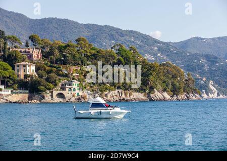 Santa Maria Ligure, Italien. 20. Oktober 2020: Panorama am Meer an der italienischen Küste am mittelmeer. Ein Boot im Vordergrund. Ligurisches Meer, p Stockfoto