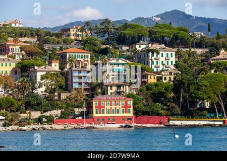 Santa Maria Ligure, Italien. 20. Oktober 2020: Gebäude an der ligurischen Küste. Häuser mit Blick auf das Meer, Hotels und Badeanstalten für die su Stockfoto