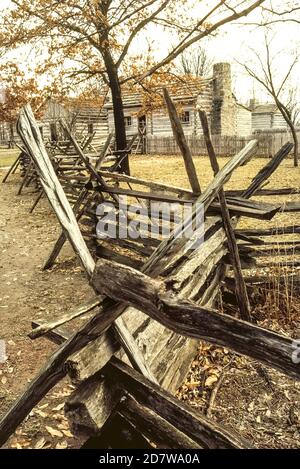 An einem bewölkten Wintertag ist ein alter und verwitterter Splitterzaun ein bemerkenswertes Merkmal von New Salem, heute ein rekonstruiertes historisches Dorf, das einst das Zuhause von Abraham Lincoln, 16. Präsident der Vereinigten Staaten war. Im Alter von 22 Jahren zog er 1831 in die kleine ZentralIllinois-Siedlung. Das Spalten von Holzstämmen in Schienen für die Herstellung von Zickzackzäunen war einer der vielen Jobs des jungen Mannes, während er sechs Jahre lang in New Salem lebte. Nachdem er Anwalt und Politiker wurde, war Lincoln als Railsplitter bekannt, als er 1860 für die amerikanische Präsidentschaft kandidierte. Stockfoto