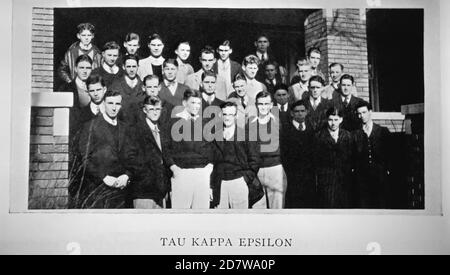 Ein junger Ronald Reagan (erste Reihe, dritter von links) posiert mit seinen Mitstreitern seiner Männerbruderschaft, Tau Kappa Epsilon (TKE), für ein Bild im Jahrbuch 1932 des Eureka College, einer kleinen Hochschule für liberale Künste, die 1855 in Eureka, Illinois, USA gegründet wurde. 1928 verließ Reagan im Alter von 17 Jahren seine Heimatstadt Dixon, Illinois, um sich in der vierjährigen Schule einzuschreiben. Er erwarb einen Bachelor of Arts mit einem gemeinsamen Major in Soziologie und Wirtschaftswissenschaften. Als Senior diente Reagan als Präsident des Studentenkörpers und wurde dann der 40. Präsident der Vereinigten Staaten von Amerika (1981-89). Stockfoto